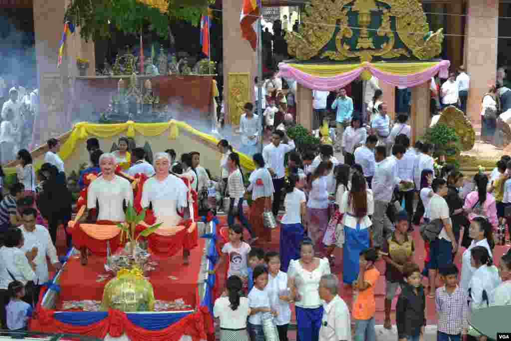 ពុទ្ធសាសនិកនៅ​ថ្ងៃ​បុណ្យ​ភ្ជុំបិណ្ឌ ក្នុង​វត្ត​មួយ​នៅ​ជាយ​ក្រុង​ភ្នំពេញ​⁠ កាល​ពី​ថ្ងៃ​អង្គារ ទី​០៩ ខែ​តុលា ឆ្នាំ​២០១៨។⁠ (ណឹម សុភ័ក្រ្តបញ្ញា/VOA)
