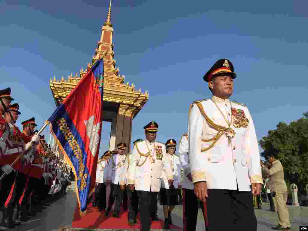 នាយឧត្តម​សេនីយ៍ វង្ស ពិសេន អគ្គមេបញ្ជាការ​កងយុទ្ធពល​ខេមរភូមិន្ទ ចូលរួម​ពិធី​រំឭក​ខួប​ប្រាំពីរ​ឆ្នាំ​នៃ​ការសោយ​ទិវង្គត​របស់​អតីត​ព្រះមហាក្សត្រ​ព្រះបាទ នរោត្តម សីហនុ នៅ​ថ្ងៃទី១៥ ខែ​តុលា ឆ្នាំ២០១៩ ក្នុង​រាជធានី​ភ្នំពេញ។ (ហ៊ុល រស្មី/VOA) 