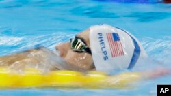 Perenang AS Michael Phelps saat berlatih menjelang Olimpiade Rio de Janeiro, Brazil, 2 Agustus 2016. 