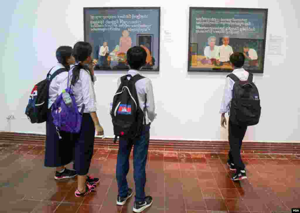 ក្មេងស្រី​ និង​ក្មេង​ប្រុស​​មើលរូបថត​ក្នុង​ពិព័រណ៍​ &laquo;​​ជាប្រវត្តិសាស្រ្ត​នាពេល​​អនាគត&raquo; ដែល​គេ​ដាក់​បង្ហាញ​នៅ​ក្នុង​សារមន្ទីរជាតិ​នៅ​ថ្ងៃព្រហស្បតិ៍ ទី៧​ ខែ​កក្កដា​ ឆ្នាំ២០១៦។ ការតាំងពិព័រណ៍​នេះ​​​រៀប​ចំ​នៅ​សារមន្ទីរជាតិ​ចាប់តាំង​ពី​ថ្ងៃ​ទី១ ​ខែ​កក្កដា ដល់​ថ្ងៃទី​​៣១​ ​ខែ​សីហា ​ដែលត្រូវបានរចនា​ និង​ផលិតដោយ​សិល្បករ​ខ្មែរ ​​និង​អូស្រ្តាលី​ចំនួន​១៥​នាក់​។ (ឡេង ឡែន/VOA)