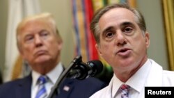 지난해 8월 도널드 미국 트럼프 대통령과 데이비드 설킨 보훈부 장관(오른쪽)이 워싱턴 DC 백악관에서 열린 재향군인회 원격의료 행사에 참석하고 있다. 