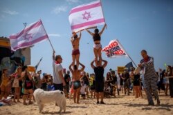 People protest against the government's decision to close beaches during the three-week nationwide lockdown due to the coronavirus pandemic, in Tel Aviv, Israel, Sept 19, 2020.