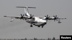 AG600, pesawat amfibi terbesar di dunia yang dibuat oleh China, pada saat melakukan penerbangan perdana di Zhuhai, Guangdong, China, 24 Desember 2017.