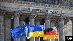 Գերմանիայի, Ուկրաինայի և ԵՄ դրոշները