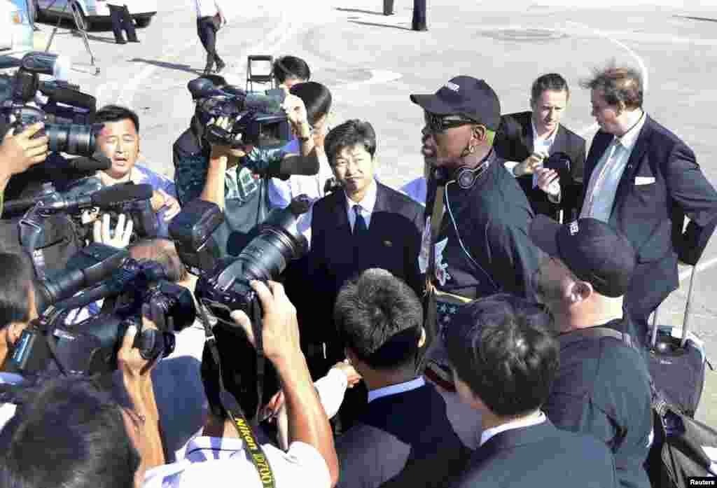 Dennis Rodman berbicara kepada media saat tiba di Pyongyang, dalam foto yang dirilis oleh kantor berita Kora Utara (KCNA).