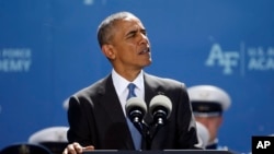 Le président Barack Obama prononce le discours d'ouverture à la Classe Air Force de 2016, à l'US Air Force Academy, à Colorado Springs, Colo., 2 juin 2016. (AP Photo / Brennan Linsley)