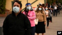 រូបឯកសារ៖ ពលរដ្ឋ​ឈរ​តម្រង់​ជួរ​រង់ចាំ​ធ្វើ​តេស្ត​រក​ជំងឺ​កូវីដ១៩ នៅ​ទីក្រុង Los Angeles ថ្ងៃទី៧ ខែធ្នូ ឆ្នាំ២០២០។