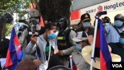 ក្រុមអ្នកតវ៉ា​ត្រូវ​បាន​ហ៊ុមព័ទ្ធ​ដោយ​កងសន្តិសុខ​ខណ្ឌ៧ មករា​ នៅ​ទីក្រុង​ភ្នំពេញ​ នៅ​ថ្ងៃទី​៥ ខែ​សីហា​ ឆ្នាំ​២០២០។​​ (ហ៊ុល រស្មី​/វីអូអេ)​