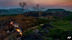 រូបឯកសារ៖ អណ្តាតភ្លើង​ឆេះ​ចេញពី​កន្លែង​ប្រេះ​ពីលើ​អណ្តូងរ៉ែ​ធ្យូងថ្ម​នៅក្នុង​ភូមិ Liloripathra ក្បែរ​ទីក្រុង Dhanbad ភាគ​ខាងកើត​ប្រទេស​ឥណ្ឌា​ក្នុង​រដ្ឋ Jharkhand កាលពី​ថ្ងៃទី២៤ ខែកញ្ញា ឆ្នាំ២០២១។