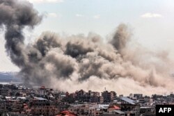 กลุ่มควันลอยขึ้นมาเหนือเมืองราฟาห์ ทางใต้ของกาซ่า เมื่อวันที่ 20 มี.ค. 2567 หลังถูกถล่มโดยอิสราเอล (Photo by SAID KHATIB / AFP)
