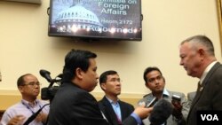 អ្នក​យក​ព័ត៌មាន​វីអូអេ​សាកសួរ​សមាជិក​សភា​សហរដ្ឋ​អាមេរិក​នៅ​ក្រោយ​​សវនាការ​សភា​អំពី​បញ្ហា​កម្ពុជា។