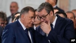 Arhivska fotografija: Predsjednik bh entiteta Republika Srpska Milorad Dodik (L) i predsjednik Srbije Aleksandar Vučić 