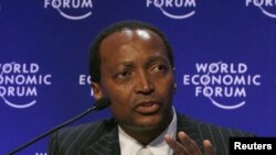 Gawurtaccen attajirin kasar Afirka ta Kudu, Patrice Motsepe kenan a wani zaman tattaunawa a taron Davos 