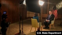 아세안지역안보포럼(ARF) 참석차 싱가포르를 방문한 마이크 폼페오 미국 국무장관이 3일 현지 뉴스 방송인 '채널뉴스아시아'와 인터뷰하고 있다.