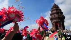 សិស្សានុសិស្ស​ខ្មែរ​បង្ហោះ​ប៉េងប៉ោង​នា​ទិវា​អបអរ​សាទរ​ពិធី​បុណ្យ​ឯករាជ្យជាតិ​នៅ​ទីក្រុង​ភ្នំពេញ​កាល​ពី​ថ្ងៃ​ច័ន្ទ ទី៩ ខែ​វិច្ឆិកា ឆ្នាំ២០១៥។ (AP/ហេង ស៊ីនិត)