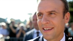 Presiden Perancis Emmanuel Macron bertemu dengan warga, seusai memberikan suara pada putaran final pemilihan parlemen, di kota tepi pantai utara Le Touquet, Perancis, 18 Juni 2017. (AP Photo/Thibault Camus).