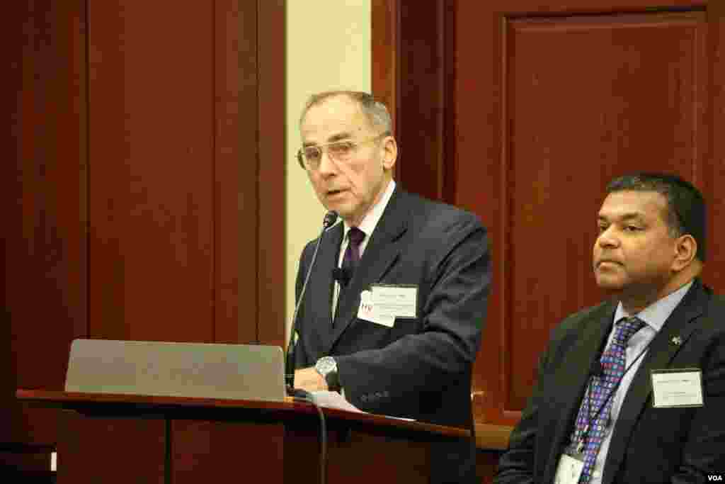 ឧត្ដម​សេនីយ៍​ឯក​ចូល​និវត្តន៍ Wallace Gregson, Jr. អតីត​ឧបការី​រដ្ឋ​មន្ត្រី​ក្រសួង​ការពារ​ជាតិ​ទទួល​បន្ទុក​កិច្ច​ការ​សន្តិសុខ​អាស៊ី​ និង​អាស៊ី​ប៉ាស៊ីហ្វិក ក្នុង​កម្មវិធី​ខួប​ ៤០ ឆ្នាំ​នៃ​ភាព​ជា​ដៃ​គូ​រវាង​សហរដ្ឋអាមេរិក និង​សមាគម​ប្រជាជាតិ​អាស៊ី​អាគ្នេយ៍ នៅ​មណ្ឌល​បដិសណ្ឋារកិច្ច​ក្នុង​វិមាន​សភា​សហរដ្ឋ​អាមេរិក កាល​ពី​ថ្ងៃ​អង្គារ ទី១៦ ខែ​ឧសភា ២០១៧​។ (សឿន វឌ្ឍនា​/VOA)