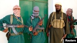 Muktar Robow (2ème, à droite), ancien dirigeant et porte-parole du groupe al-Shabab en Somalie à Mogadiscio le 14 décembre 2008.