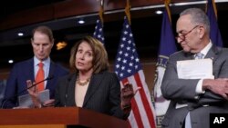 Nancy Pelosi et Chuck Schumer (à droite), chefs des démocrates de la Chambre des représentants et du Sénat, respectivement, avec le sénateur Ron Wyden (à gauche), membre de la Commission des finances du Sénat, lors d'une conférence de presse à Washington, le 2 novembre 2017.
