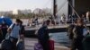 Réfugiés et migrants dans le port grec du Pirée, près d'Athènes, le 25 septembre 2018