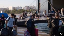 Réfugiés et migrants dans le port grec du Pirée, près d'Athènes, le 25 septembre 2018