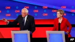 សមាជិកព្រឹទ្ធសភាលោក Bernie Sanders និង​លោកស្រី Elizabeth Warren ចូលរួមនៅក្នុងវេទិកាជជែកដេញដោលស្វែងរកបេក្ខភាពប្រធានាធិបតីប្រចាំគណបក្សប្រជាធិបតេយ្យ កាលពីថ្ងៃទី៣០ ខែកក្កដា ឆ្នាំ២០១៩។ 