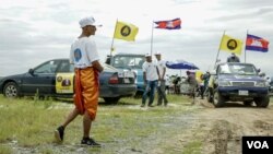 រូបឯកសារ៖ ក្បួនដង្ហែឃោស​នារកសម្លេង​ឆ្នោត​របស់​គណបក្ស​ហ្វ៊ុនស៊ិនប៉ិច សម្រាក​ក្រោយ​អាហារ​ថ្ងៃត្រង់ នៅ​លើ​មហា​វិថី​តេជោ ហ៊ុនសែន ឬផ្លូវ​៦០ម៉ែត្រ មុន​នឹង​បន្ត​ដង្ហែក្បួន​រថយន្ត​នា​ពេល​រសៀល នៅ​រាជធានី​ភ្នំពេញ នៅថ្ងៃ​ទី៧ ខែកក្កដា ឆ្នាំ២០១៨។ (ខាន់ សុគុំមនោ/វីអូអេ)