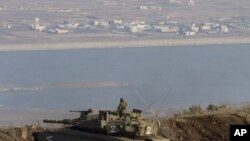 Wata motar yakin Isra'ila kennan girke a bakin iyakar Isra'ila da Syria. 