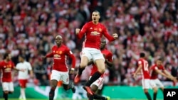 Zlatan Ibrahimovic célèbre son but lors de la finale de la Coupe de la ligue anglaise entre le Manchester United et le FC Southampton au stade Wembley, à Londres, 26 février 2017.