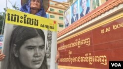 រូបឯកសារ៖ លោក​យាយ​ង៉ែត ឃុន​ ​សកម្មជន​បឹងកក់​ កាន់​រូបភាព​របស់​លោក​ស្រី​ ​ទេព វន្នី​​ឈតវ៉ា​នៅ​មុខសាលា​ដំបូង​ក្រុង​ភ្នំពេញ​ កាលពីថ្ងៃសុក្រទី​១៦ខែ​ធ្នូឆ្នាំ២០១៦។​ (ហ៊ុល រស្មី/VOA)