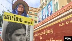 លោក​យាយ ​ង៉ែត ឃុន​ ​សកម្មជន​បឹងកក់​ កាន់​រូបភាព​របស់​លោក​ស្រី​ ​ទេព វន្នី​​ ឈរតវ៉ា​នៅ​មុខសាលា​ដំបូង​ក្រុង​ភ្នំពេញ​ កាលពីថ្ងៃសុក្រ ទី​១៦ ខែ​ធ្នូ ឆ្នាំ២០១៦។​ (ហ៊ុល រស្មី/VOA)