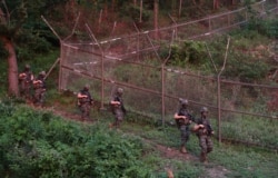 16일 한국 연평도에서 군인들이 해안 철책을 순찰하고 있다.