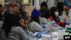 Zyrtarët zgjedhorë bëjnë gati fletëvotimet e dërguara me postë me një qendër numërimi në Pensilvani, më 5 nëntor, 2024/Arkiv/AFP