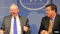 23일 워싱턴에서 열린 대량살상무기 확산방지구상, PSI 기자간담회에 참석한 벤 디펜 미 국무부 국제안보·비확산 담당 수석 부차관보와 켄 핸들먼 국방부 세계전략문제 담당 수석 부차관보.