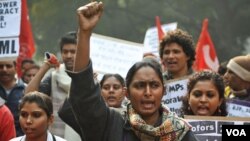 Para aktivis dari Partai Komunis India (CPIML) melakukan unjuk rasa mengecam pemerintah dan RUU Anti Korupsi di New Delhi (29/12).