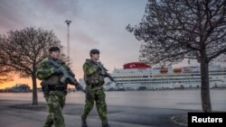 Tentara dari resimen Gotland berpatroli di pelabuhan Visby, di pulau Gotland, Swedia, di tengah meningkatnya ketegangan antara NATO dan Rusia atas Ukraina, 13 Januari 2022. (Kantor Berita TT/Karl Melander via REUTERS)