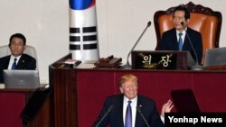 도널드 트럼프 미국 대통령이 8일 한국 국회 본회의장에서 1993년 7월 빌 클린턴 대통령에 이어 24년 만에 국회 연설을 하고 있다.