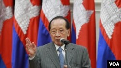 រូបភាព​ឯកសារ៖ លោក ហោ ណាំ​ហុង​ រដ្ឋមន្រ្តី​ក្រសួង​ការបរទេស​នៅ​ក្នុង​ពិធី​ប្រគល់​ ទទួល​ និង​ផ្ទៀង​ផ្ទាត់​ផែន​ទី​ ពីស្ថានទូតបារាំង​ នៅ​វិមាន​សន្តិភាព​ កាល​ពី​ថ្ងៃ​ទី០៣​ ខែ​កញ្ញា​ ឆ្នាំ​២០១៥។ (ហ៊ាន​ សុជាតា/VOA)