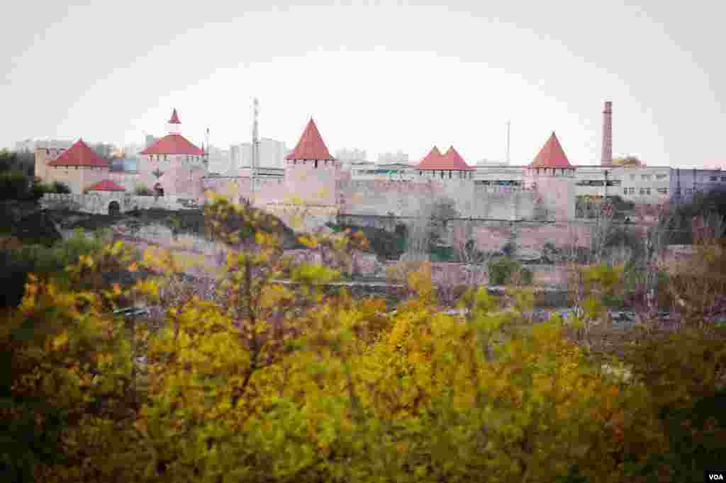Built in 1538 by the Ottoman Sultan Suleiman the Magnificent, the Bender fortress still dominates a Transdniester enclave on the west bank of the Dniester River. (Vera Undritz for VOA)