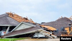 អគារ និង​រថយន្ត​ខូចខាត​បន្ទាប់​ពី​មាន​ព្យុះ​ខ្យល់​គួច​មួយ​នៅ​ក្នុង​ក្រុង Monroe រដ្ឋ Louisiana សហរដ្ឋអាមេរិក កាលពី​ថ្ងៃទី១២ ខែមេសា ឆ្នាំ២០២០។