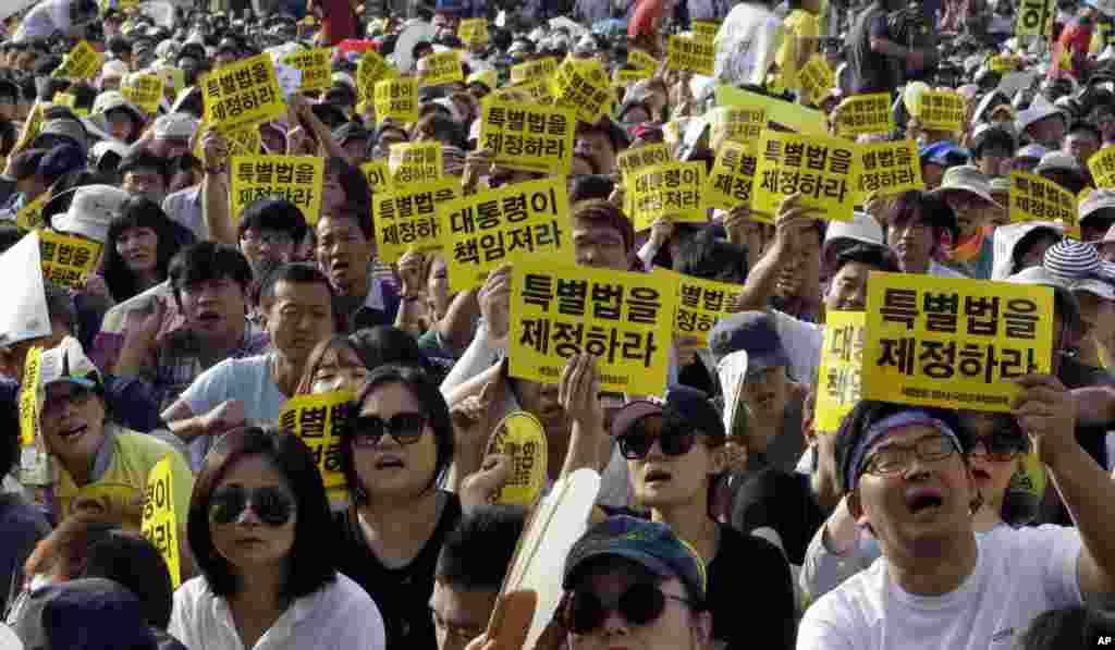 South Koreans hold a rally to demand a government inquiry into the sinking of the sunken ferry, Sewol. Pope Francis met privately with about a dozen relatives of the dead as well as survivors of South Korea&#39;s April ferry disaster, in Seoul, South Korea, Aug. 15, 2014.