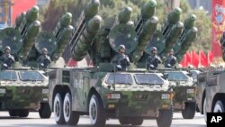 지난 2009년 10월 중국 건국 60주년 기념 열병식에서 미사일 부대가 행진하고 있다. (자료사진)