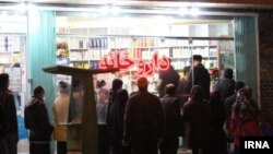 A line of customers in front of a pharmacy in Iran, صف متقاضیان دارو مقابل یک داروخانه در ایران