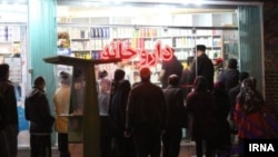 آرشیو - صف متقاضیان دارو مقابل یک داروخانه در ایران
