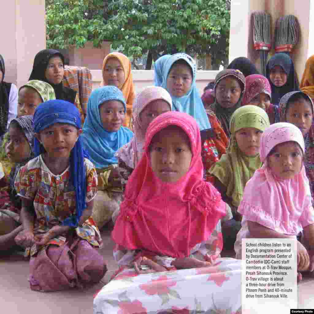 School Children listen to an English program presented by Documentation Center of Cambodia (DC-Cam) staff members at O-Trav Mosque, Preah Sihanouk Ville. O-Trav village is about a three-hour drive from Phnom Penh and 40 minutes drive from Sihanouk Ville.(Courtesy photo of DC-Cam)