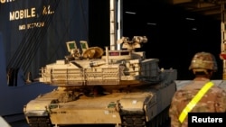 미 육군 장병들이 라트비아 리가항에서 에이브럼스 탱크를 하역하고 있다. (자료사진) 