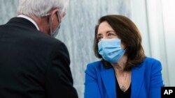 Chairman Roger Wicker, R-Miss., and ranking member Sen. Maria Cantwell , D-Wash., confer during the Senate Commerce, Science, and Transportation Committee confirmation hearing for nominee for Secretary of Commerce, Gina Raimondo, Jan 26, 2021.
