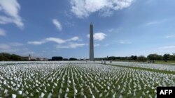 اهتزاز پرچم‌های سفید کوچک در محوطه بنای یادبود واشنگتن در گرامیداشت جانباختگان کرونا - سپتامبر ۲۰۲۱