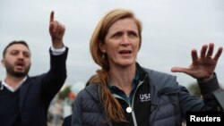 USAID Administratoru Samanta Pauer Qarabağdan gəlmiş köçkünlər üçün ayrılmış mərkəzdə media qarşısında danışır. Kornidzor, Ermənistan. 26 sentyabr, 2023. REUTERS/Irakli Gedenidze