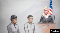 Dua teman tersangka pelaku bom Boston, Dias Kadyrbayev (kiri) dan Azamat Tazhayakov digambarkan dalam sketsa sidang pengadilan di Boston (1/5)